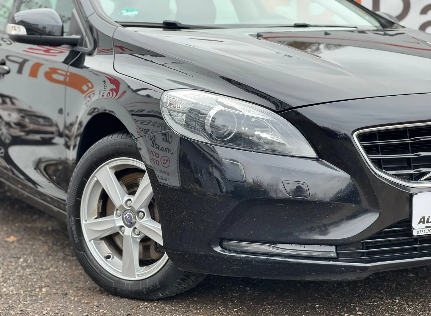VOLVO  V40
