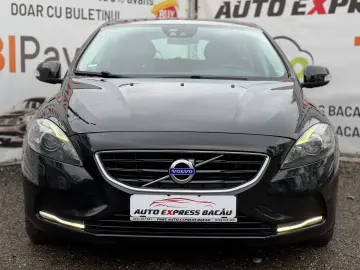 VOLVO  V40