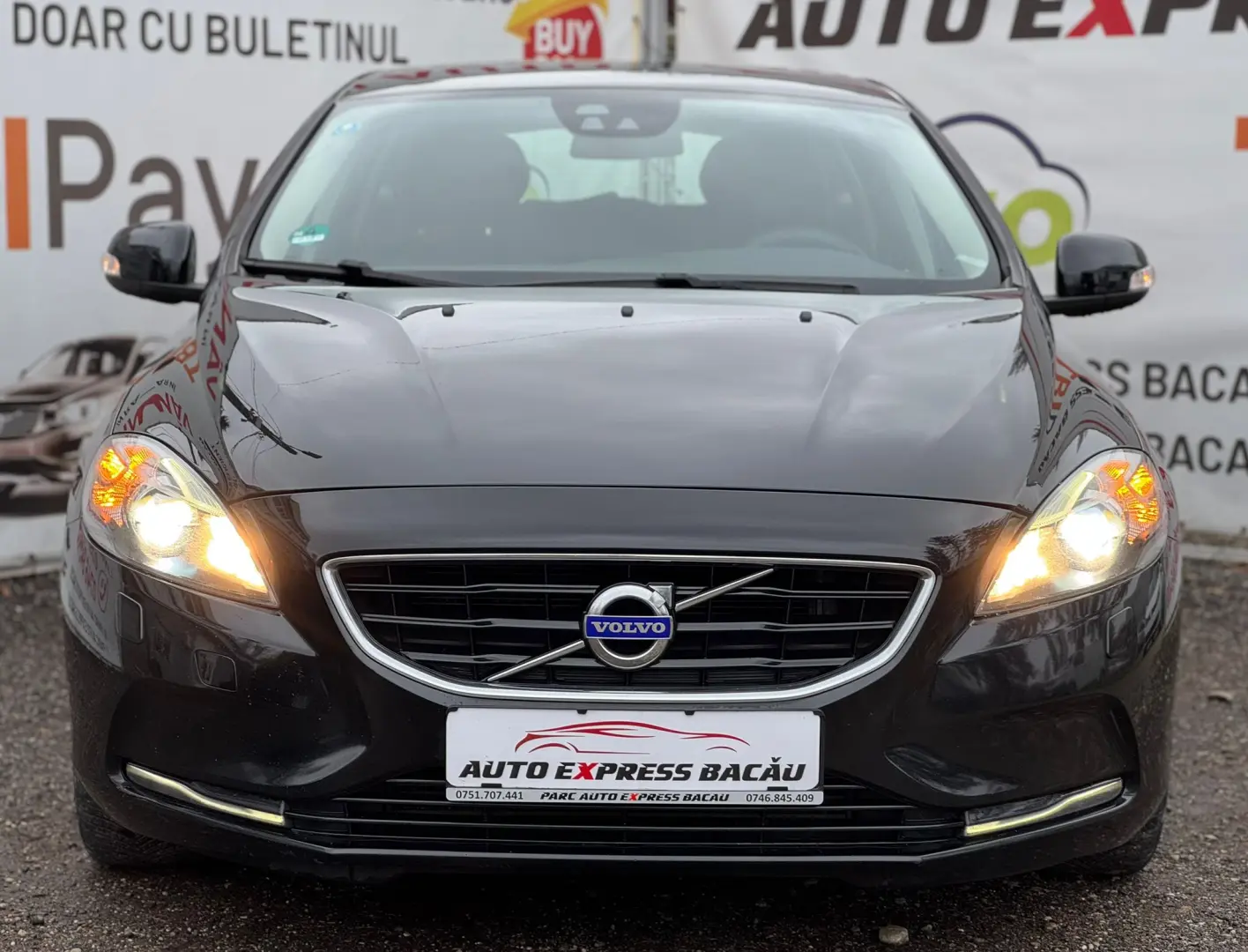 VOLVO  V40