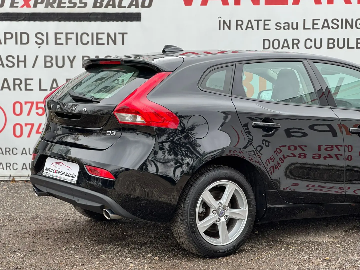 VOLVO  V40