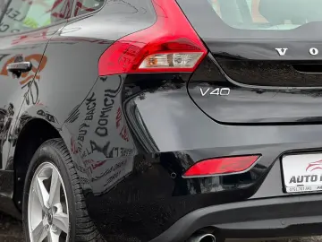 VOLVO  V40