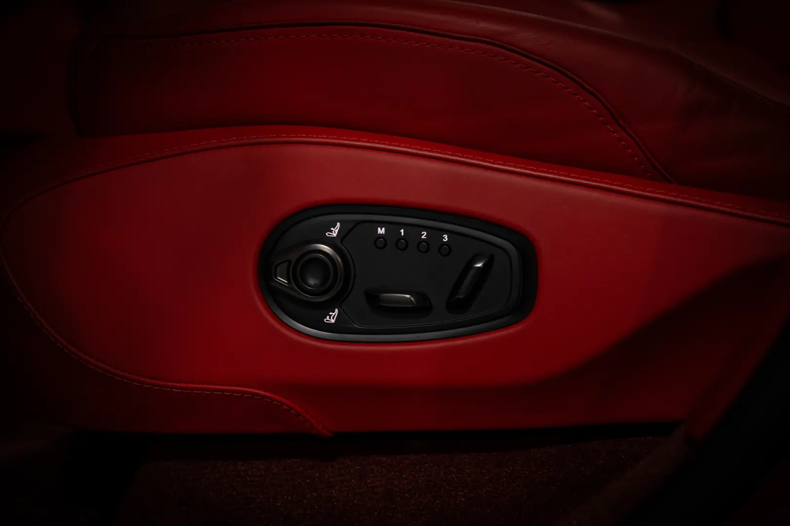 Aston Martin DBX707   4.0 V8 Twin Turbo   707 CP   Carbon