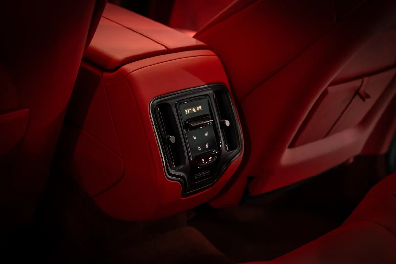 Aston Martin DBX707   4.0 V8 Twin Turbo   707 CP   Carbon