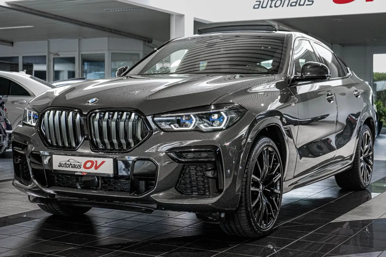 X6 M50i Individual Carbon M Sitze PanoSKY Iconic
