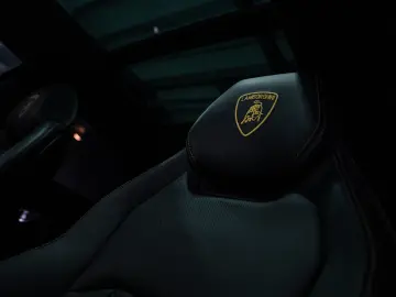 Lamborghini Urus 2021   650 CP   Pachet Full Novitec