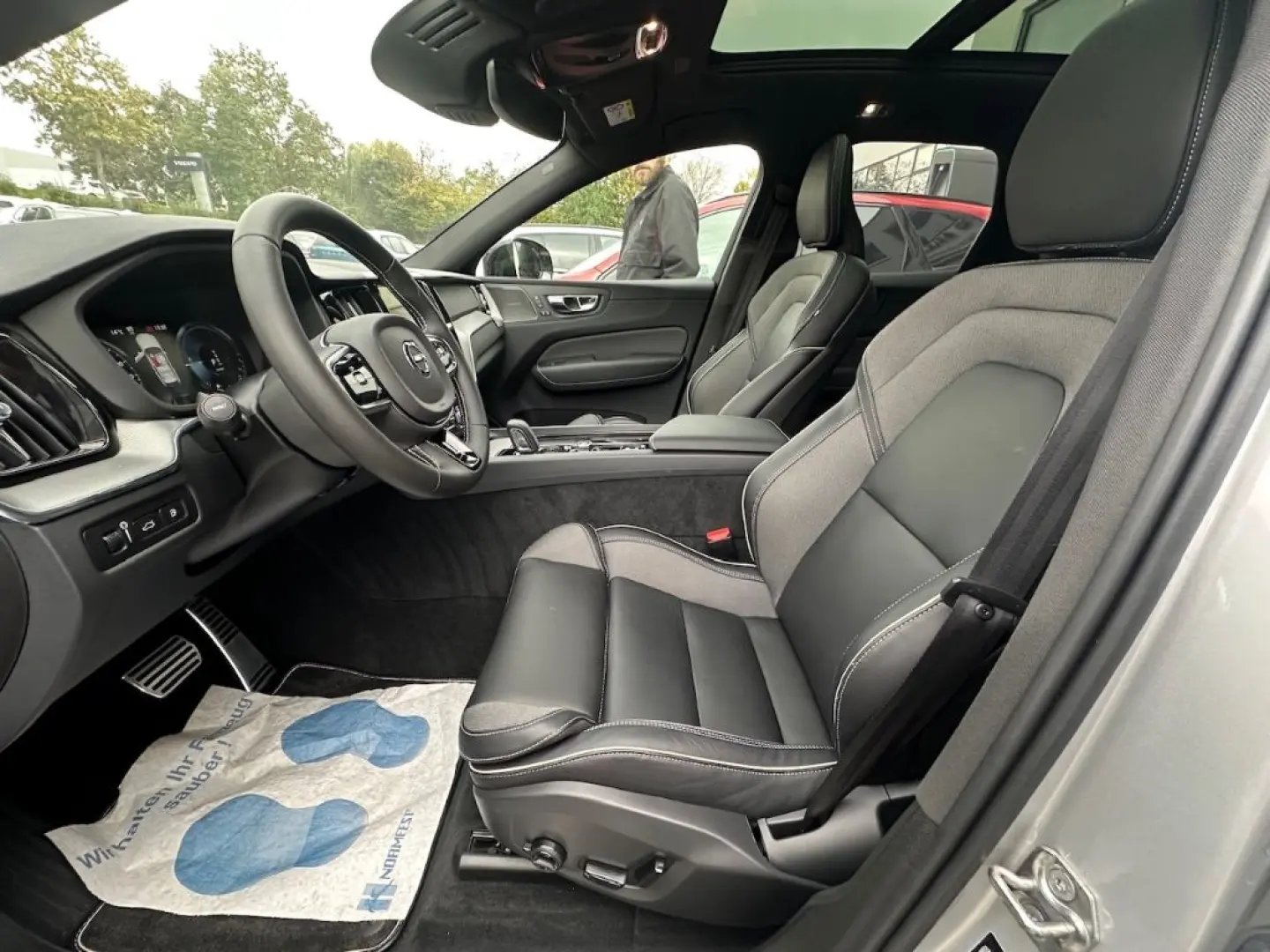 Volvo XC60 R Design Recharge Plug-In Hybrid AWD T8 Twin