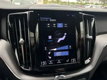 Volvo XC60 R Design Recharge Plug-In Hybrid AWD T8 Twin