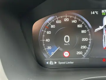 Volvo XC60 R Design Recharge Plug-In Hybrid AWD T8 Twin