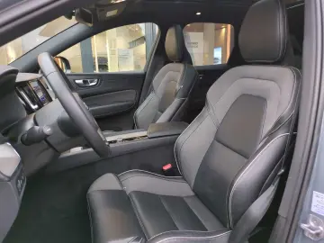 Volvo XC60 R Design Recharge Plug-In Hybrid AWD T8