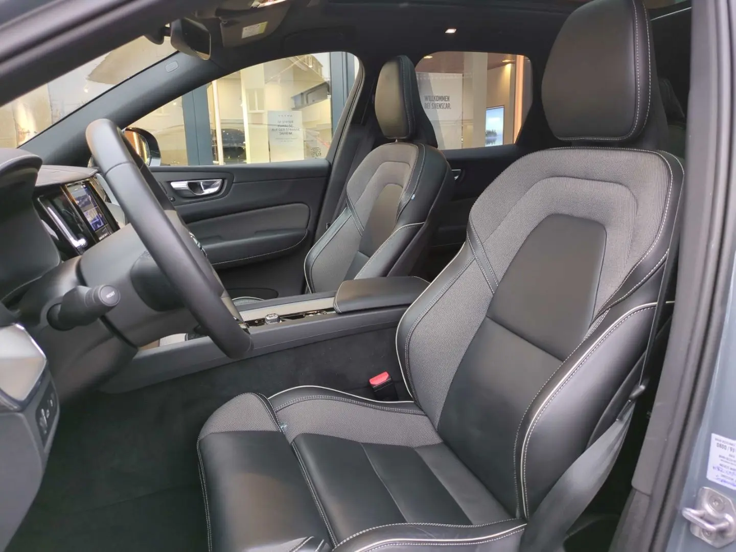 Volvo XC60 R Design Recharge Plug-In Hybrid AWD T8