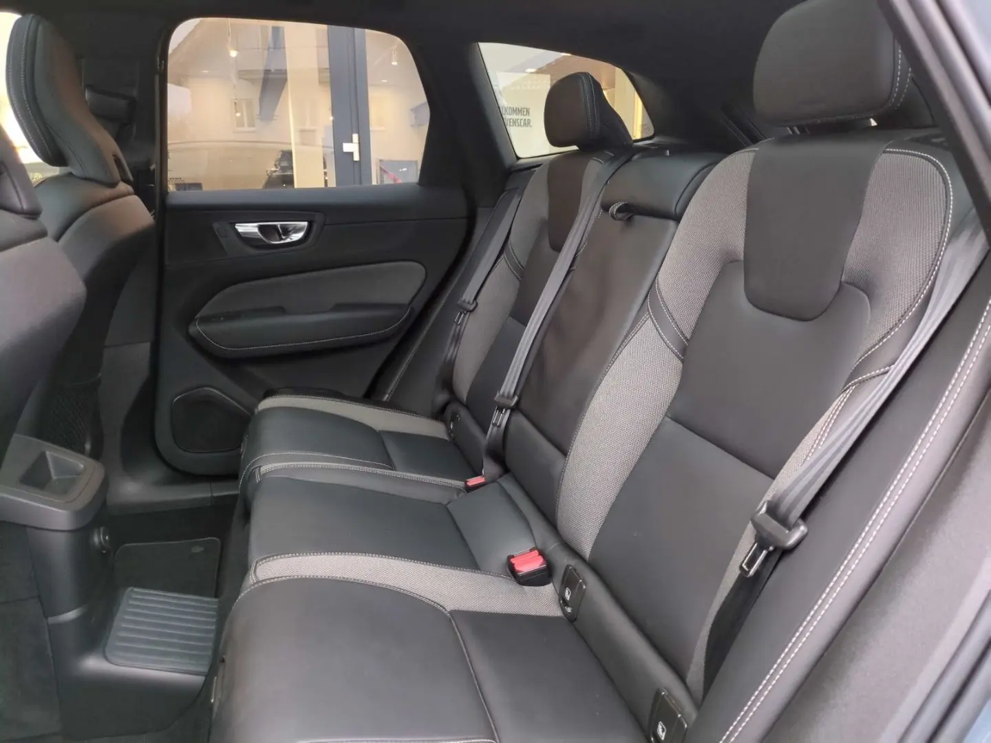 Volvo XC60 R Design Recharge Plug-In Hybrid AWD T8