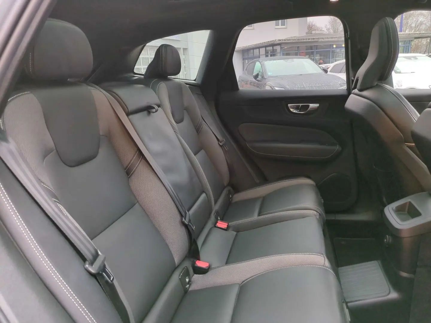 Volvo XC60 R Design Recharge Plug-In Hybrid AWD T8