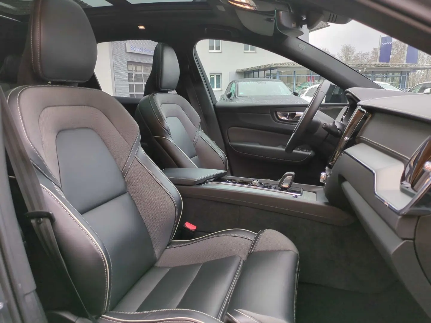 Volvo XC60 R Design Recharge Plug-In Hybrid AWD T8