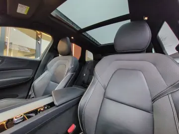 Volvo XC60 R Design Recharge Plug-In Hybrid AWD T8