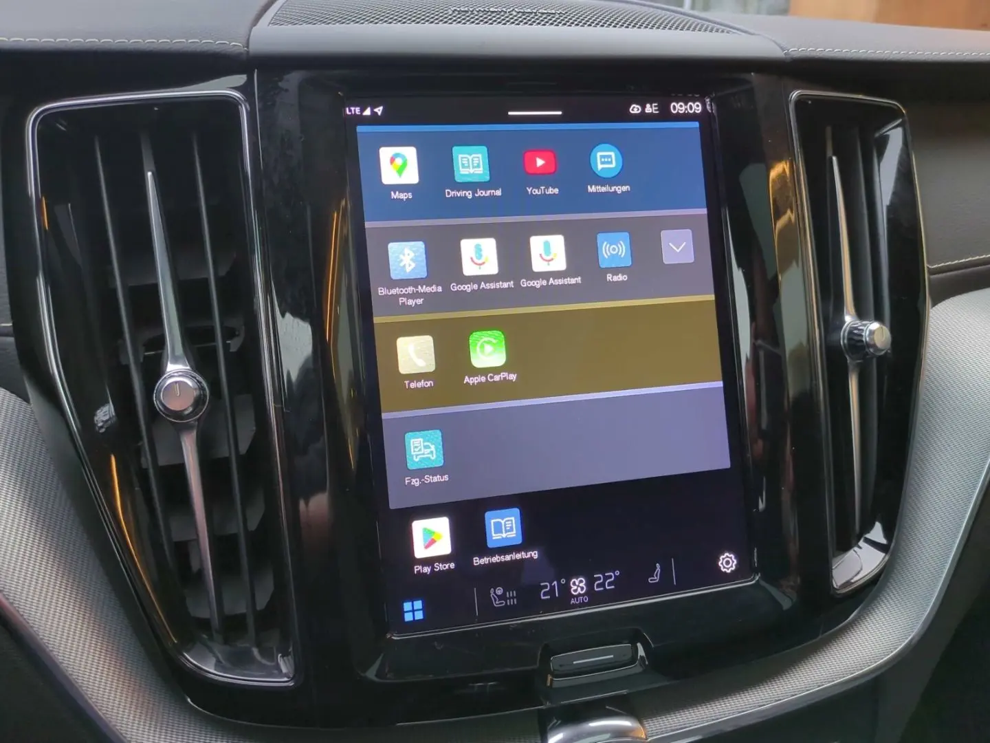 Volvo XC60 R Design Recharge Plug-In Hybrid AWD T8