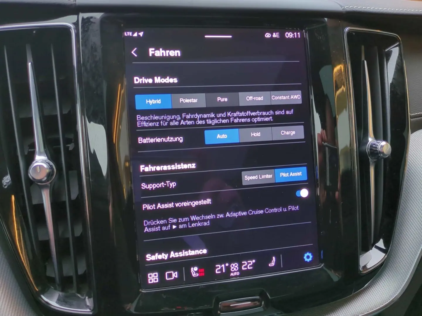 Volvo XC60 R Design Recharge Plug-In Hybrid AWD T8