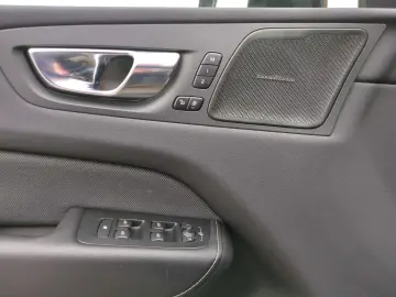 Volvo XC60 R Design Recharge Plug-In Hybrid AWD T8