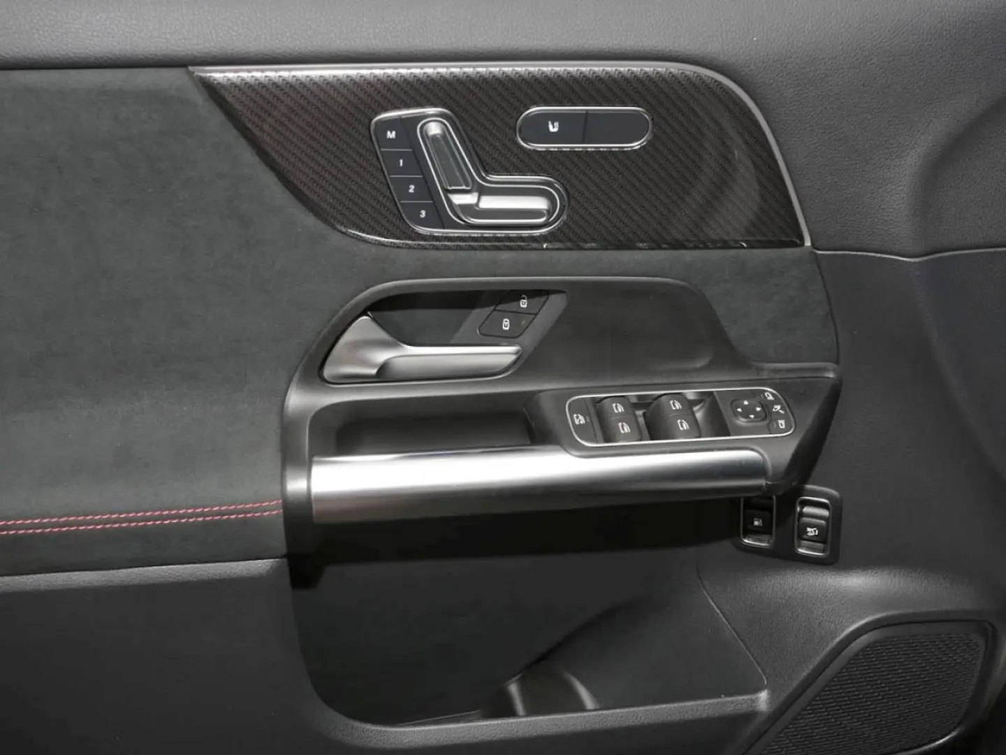 GLA 250 e AMG Night Distronic Memory 360  AHK