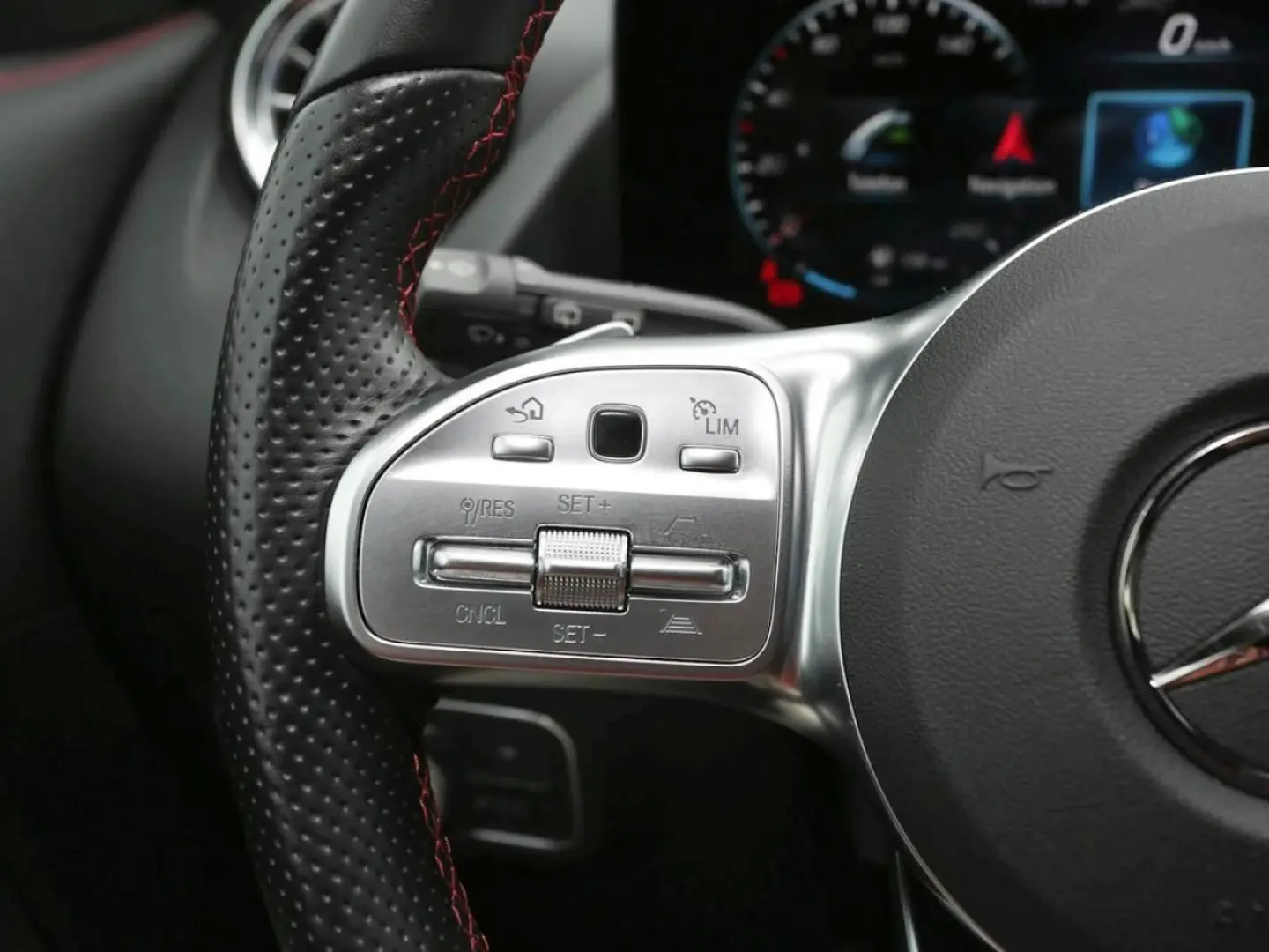 GLA 250 e AMG Night Distronic Memory 360  AHK