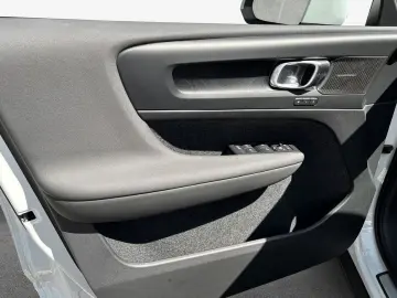 XC40 T5 Recharge DKG Ultimate Bright