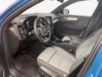 XC40 B3 B DKG Plus Dark Pano   ACC   BLIS