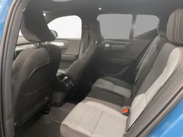 XC40 B3 B DKG Plus Dark Pano   ACC   BLIS