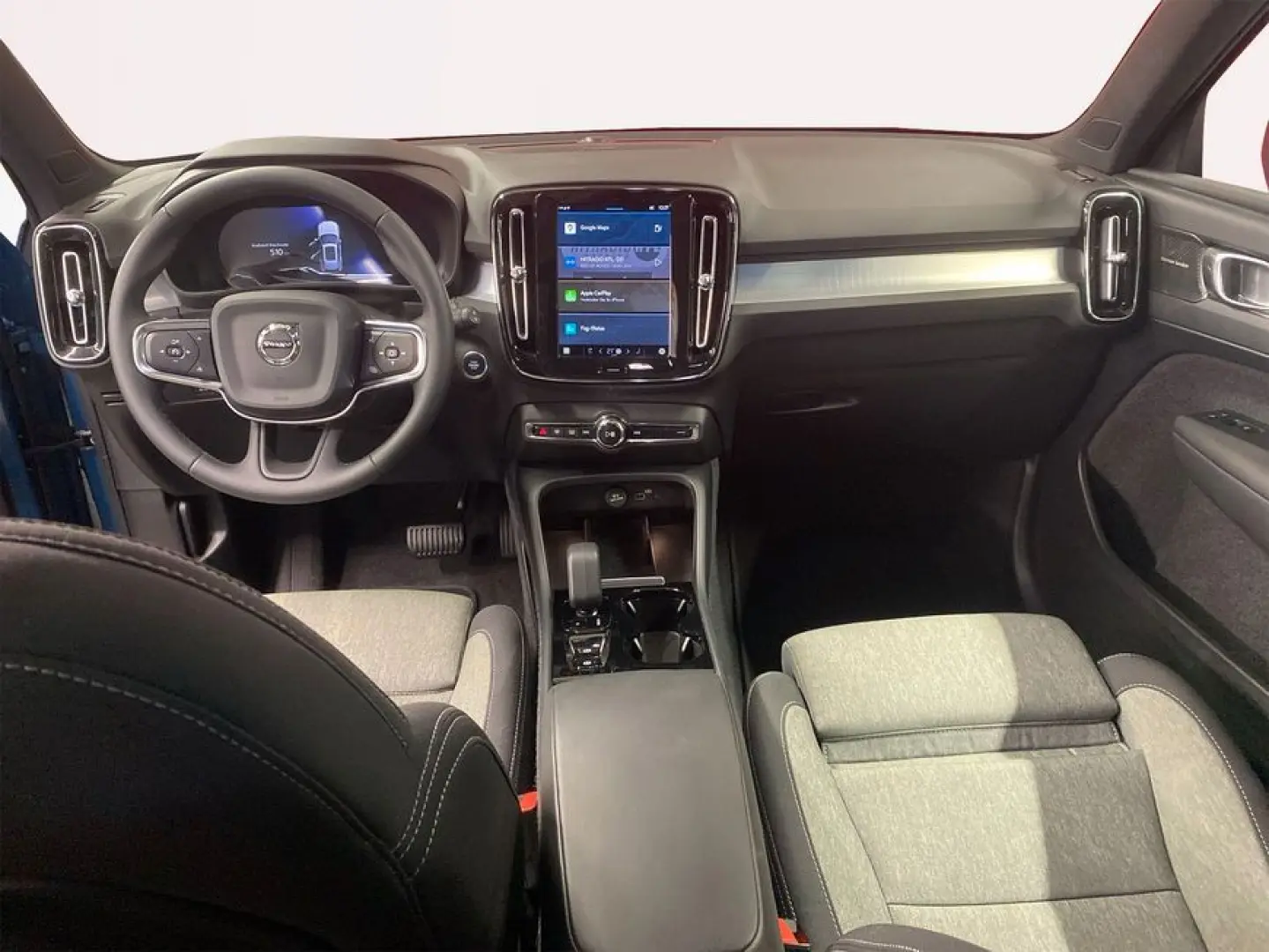 XC40 B3 B DKG Plus Dark Pano   ACC   BLIS