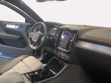 XC40 B3 B DKG Plus Dark Pano   ACC   BLIS