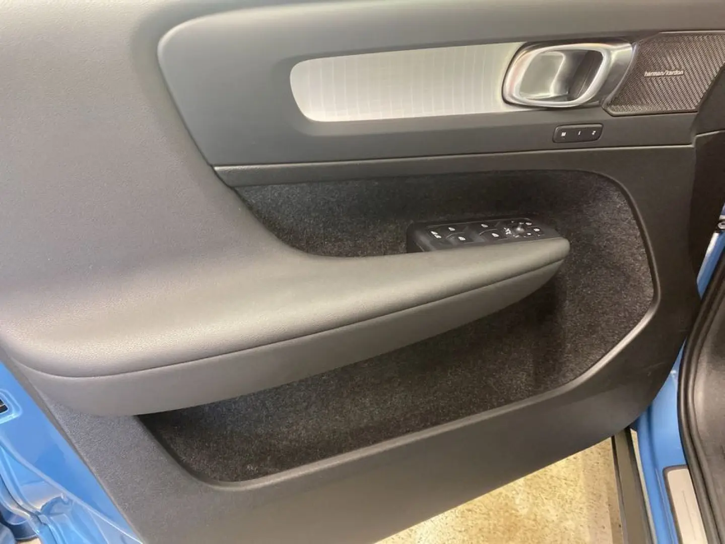 XC40 B3 B DKG Plus Dark Pano   ACC   BLIS