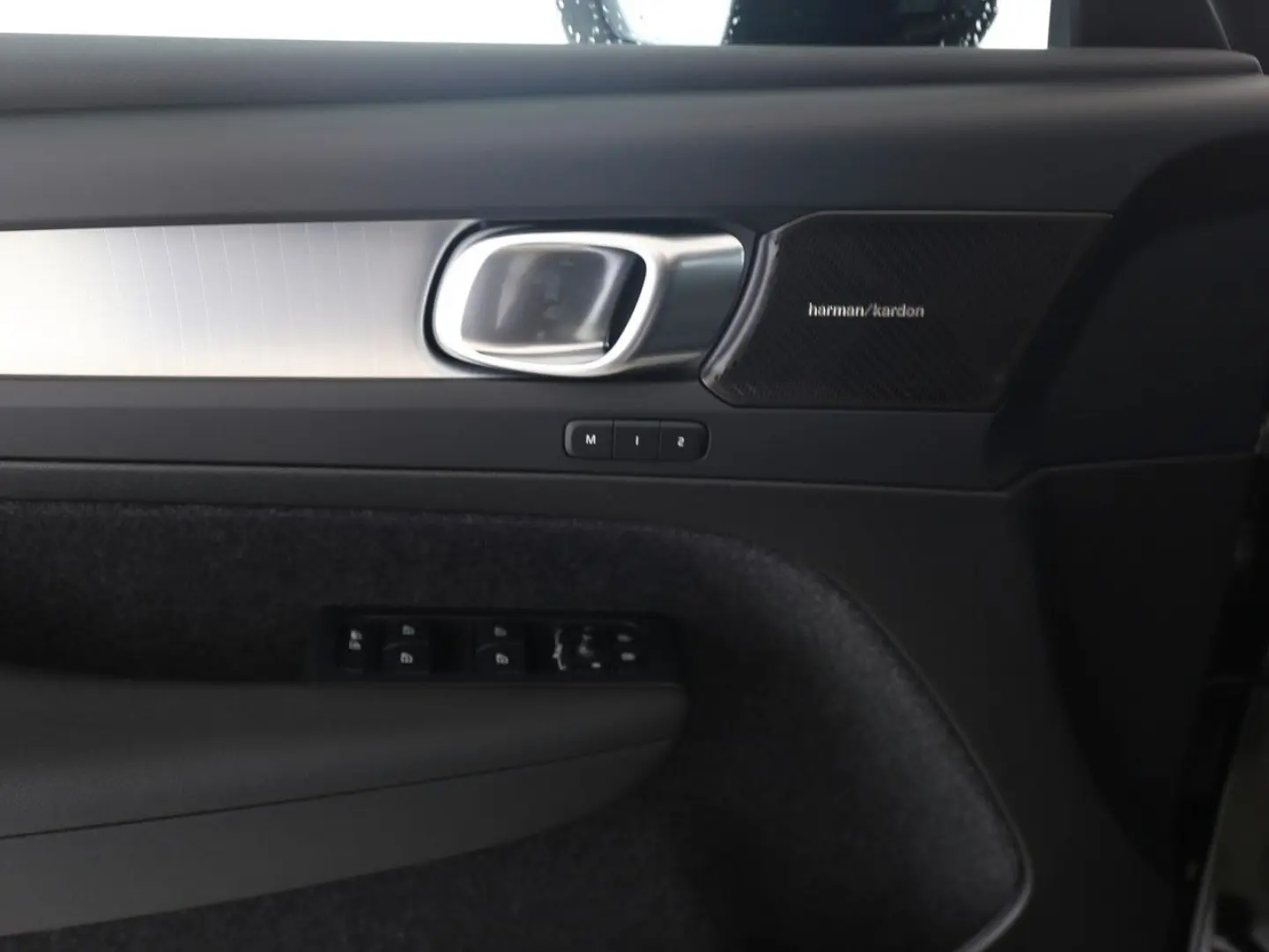 XC40 Plus Dark ACC BLIS PANODACH 360 PIXEL 0 99%