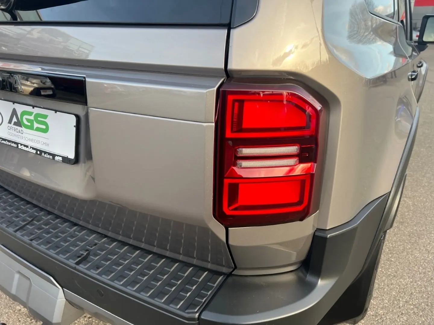 Land Cruiser 2 8 D-4D Executive LEDER BRAUN