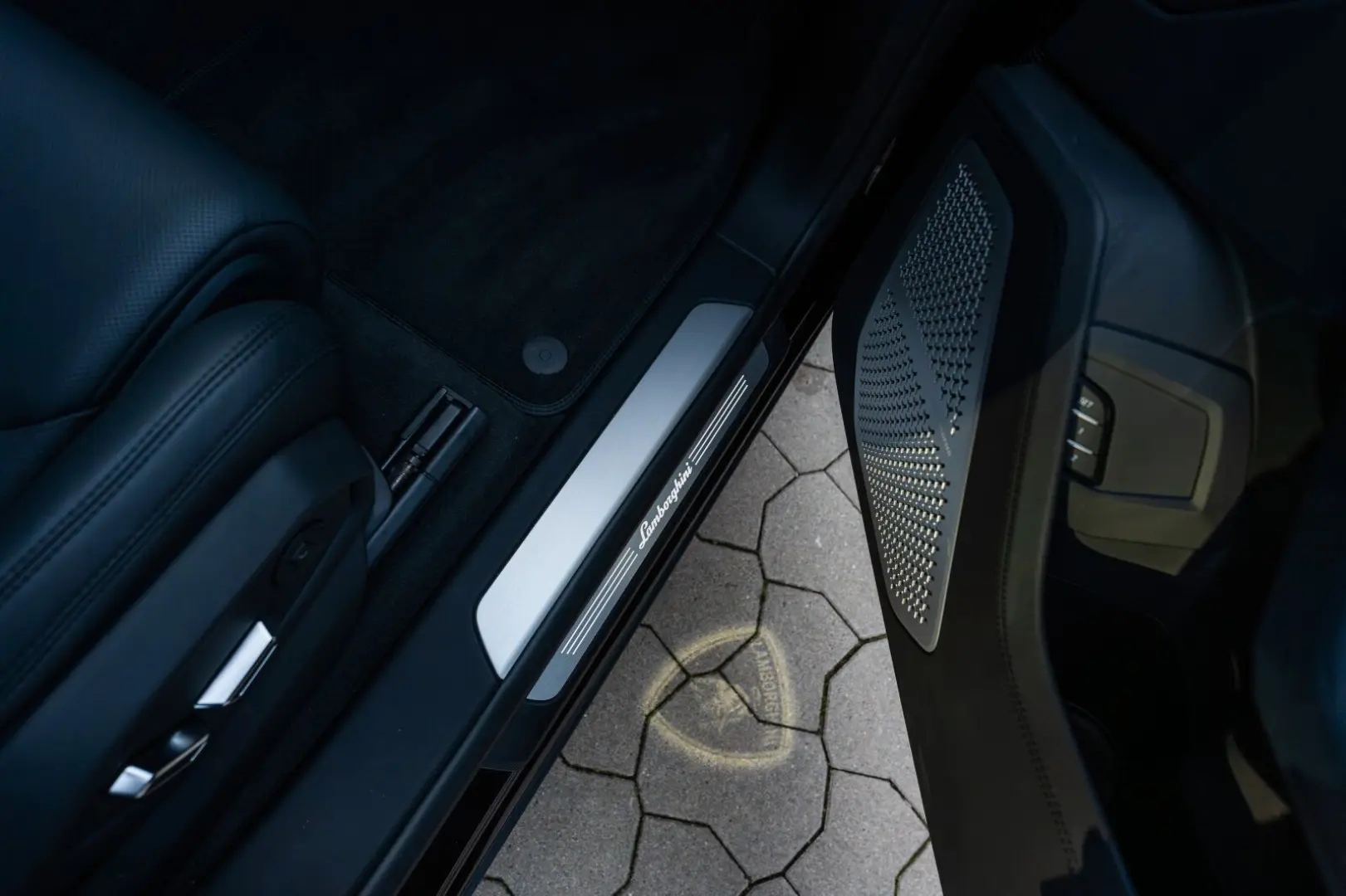 Urus S Pano Style Pack B&O Akrapovic Exhaust 23