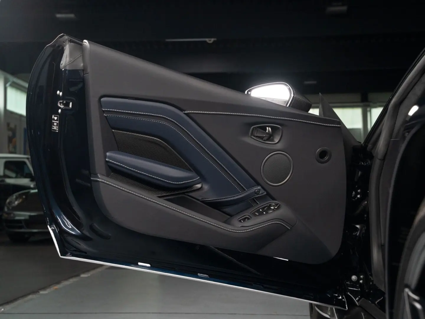 V12 Roadster Limited one of 249    NP 430 TEU !