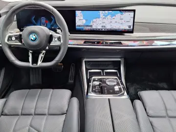 750e xDrive M Sport Two-Tone LoungeSeat Fond-TV