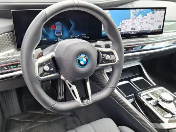 750e xDrive M Sport Two-Tone LoungeSeat Fond-TV