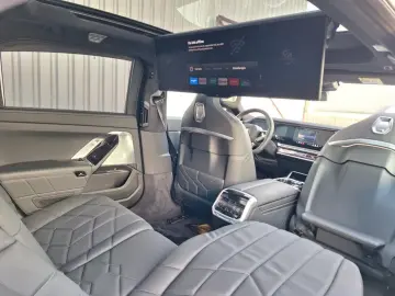 750e xDrive M Sport Two-Tone LoungeSeat Fond-TV