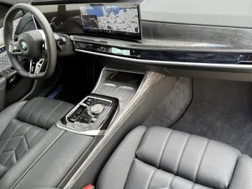 BMW 740d xDrive M Sport B&W LoungeSeating