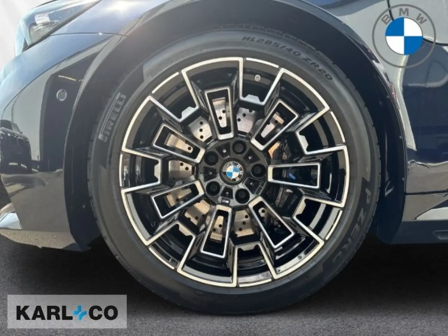 BMW M5 Limousine B&W Pano