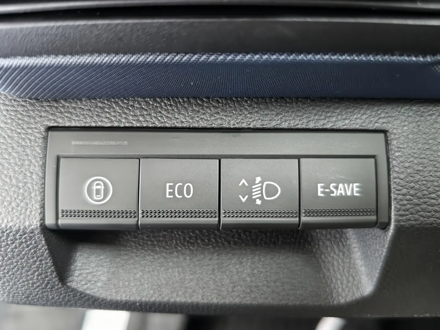 DUSTER Journey Automat hybrid 1597 cmc - 140CP