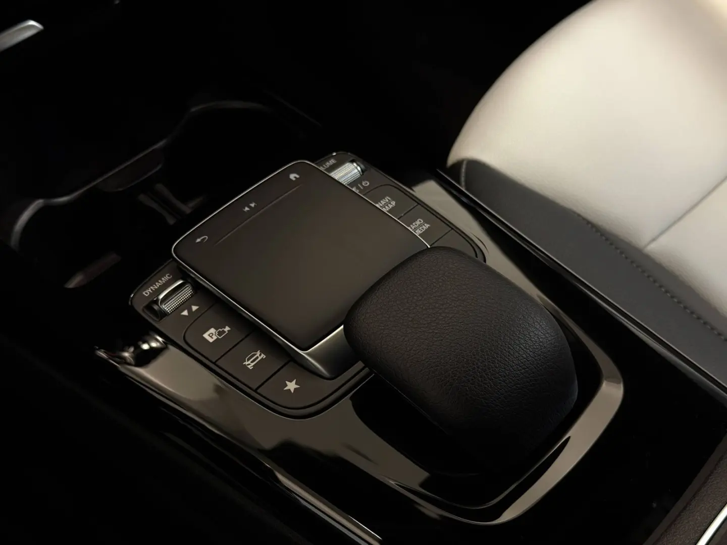 CLA 250 AMG NIGHT 360  Multibeam SHZ MBUX 18