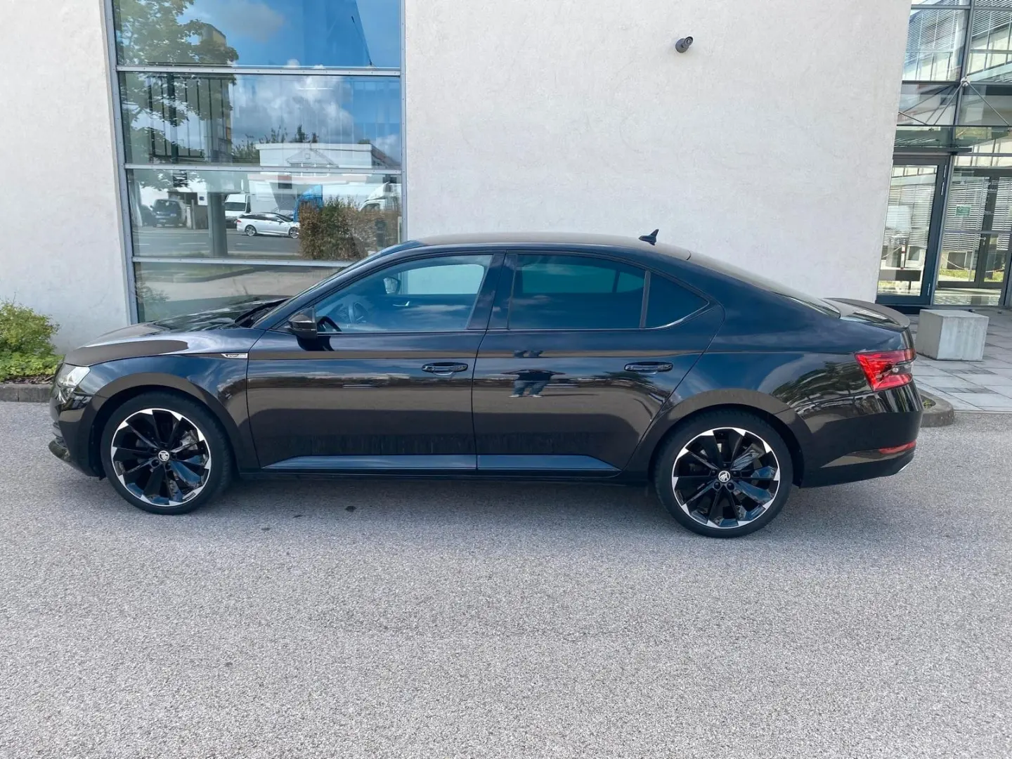 Superb Lim. SPORTLINE iV MATRIX VIRTU CANTON ACC