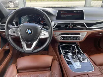 BMW 740i