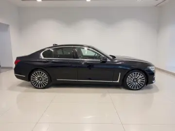 BMW 740i