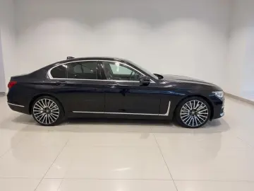 BMW 740i