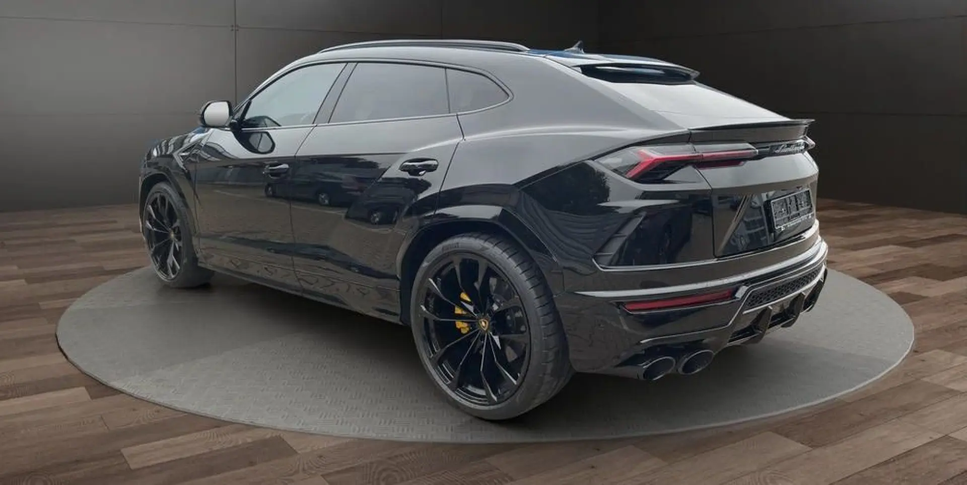 Urus B&O PANO 23  MASSAGE AMBIENTE