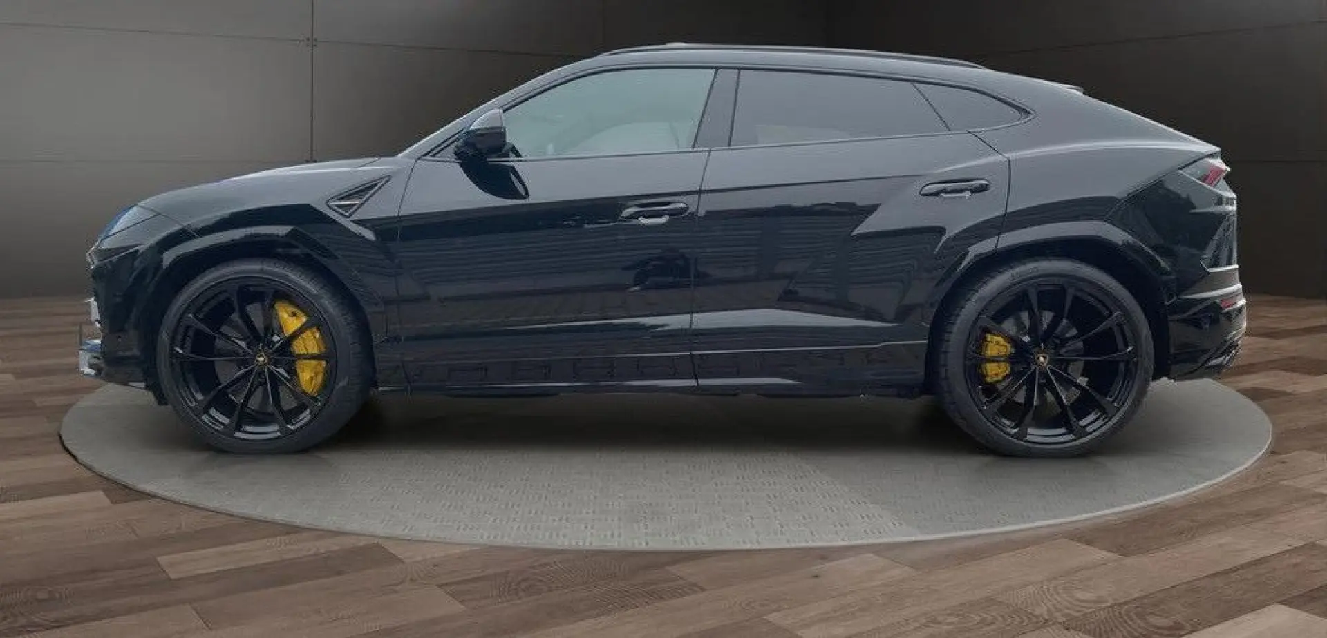 Urus B&O PANO 23  MASSAGE AMBIENTE