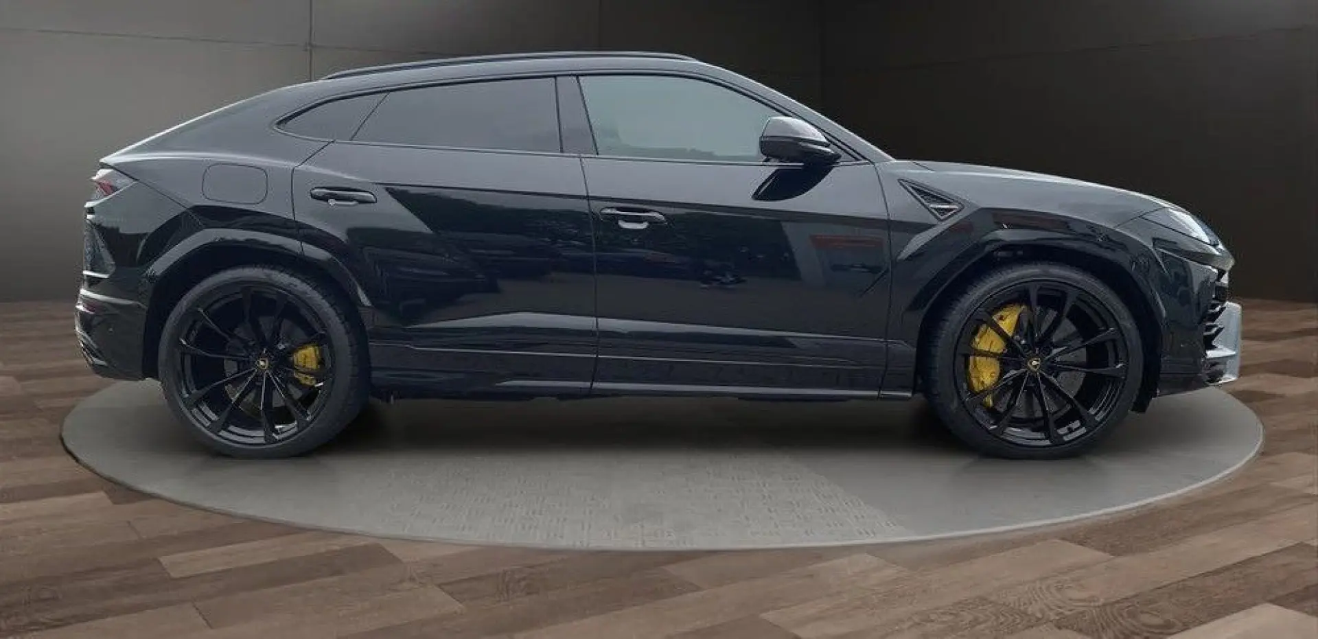 Urus B&O PANO 23  MASSAGE AMBIENTE