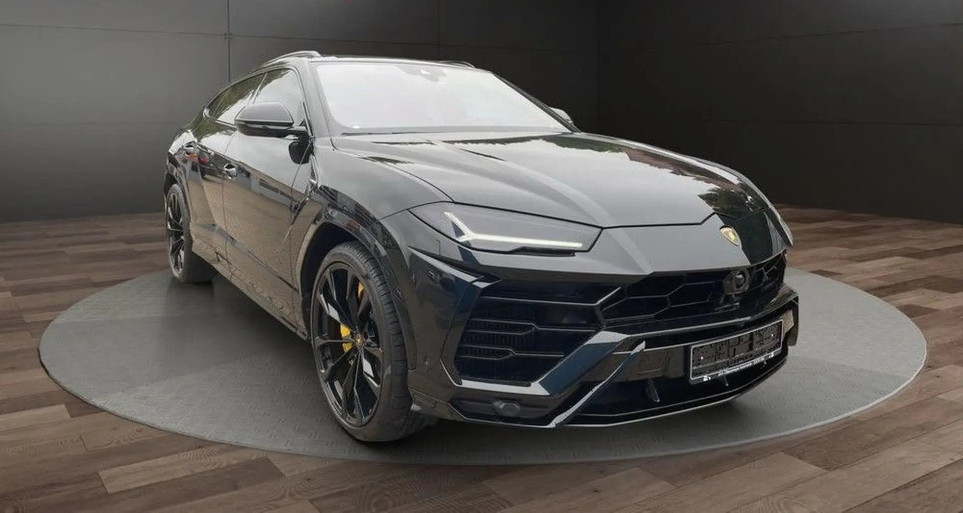 Urus B&O PANO 23  MASSAGE AMBIENTE