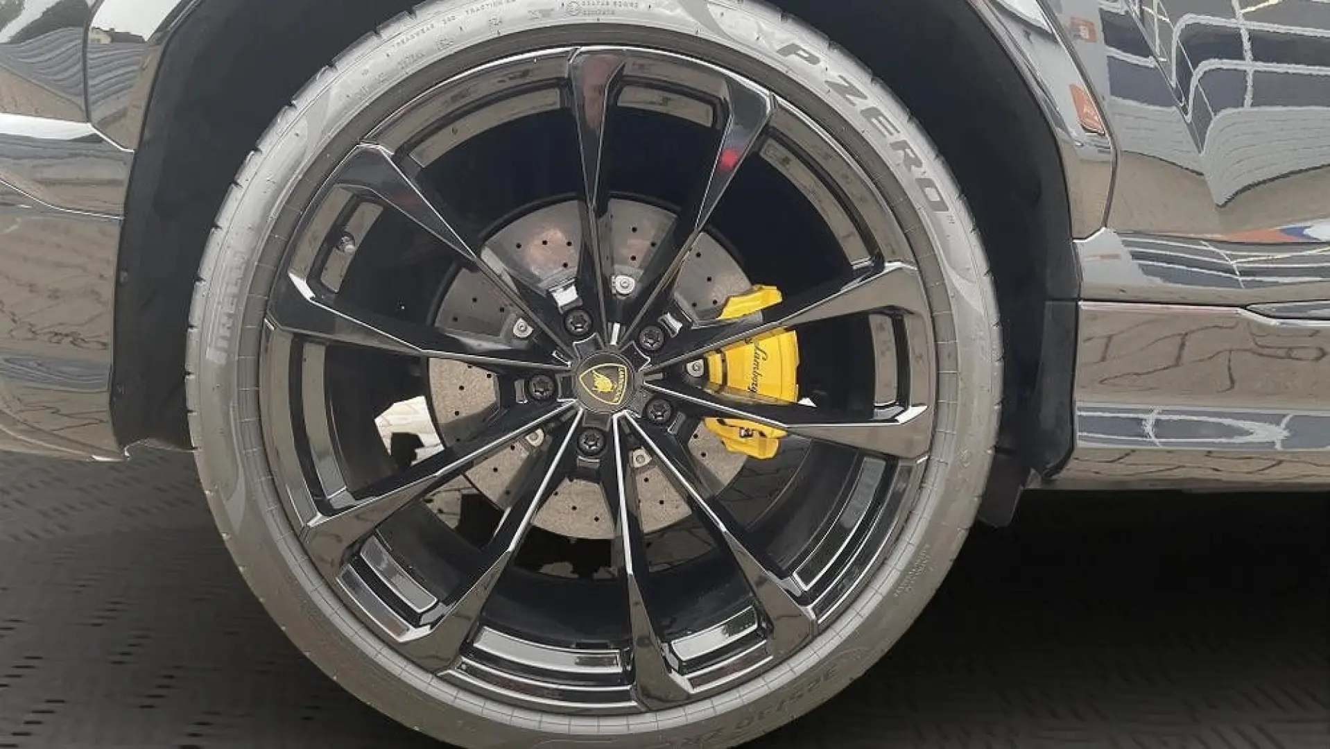 Urus B&O PANO 23  MASSAGE AMBIENTE