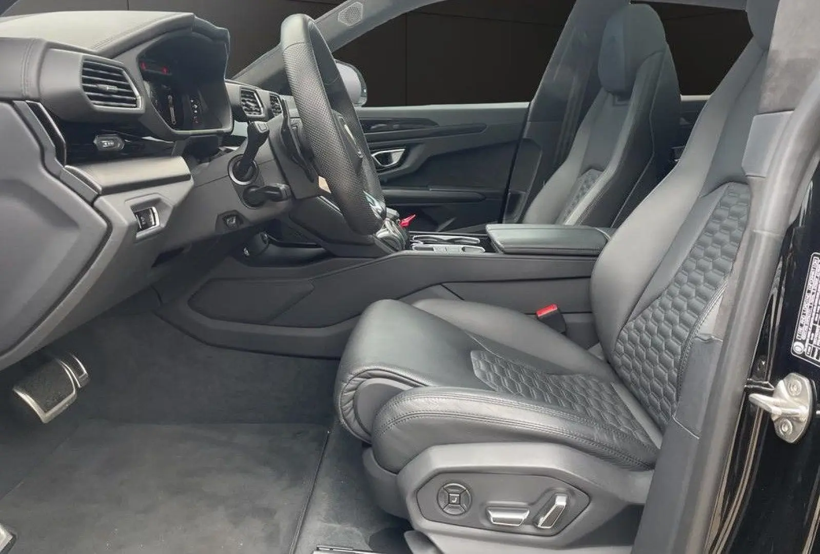 Urus B&O PANO 23  MASSAGE AMBIENTE